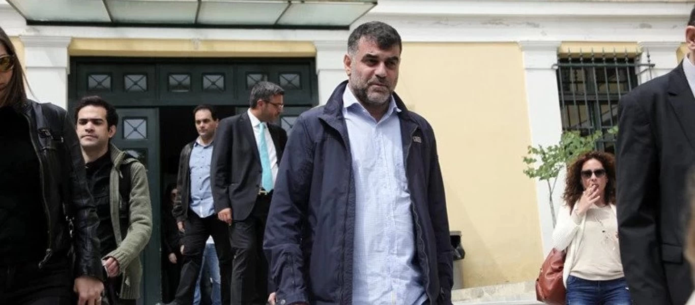 «Πόλεμος» ανακοινώσεων ΝΔ και ΣΥΡΙΖΑ για το ένταλμα σύλληψης του Κ.Βαξεβάνη